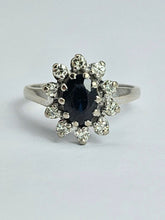Cargar imagen en el visor de la galería, 1469: Vintage: 18ct White Gold French Blue Sapphire Diamonds Diana Cluster Ring