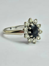 Cargar imagen en el visor de la galería, 1469: Vintage: 18ct White Gold French Blue Sapphire Diamonds Diana Cluster Ring