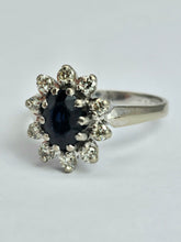 Cargar imagen en el visor de la galería, 1469: Vintage: 18ct White Gold French Blue Sapphire Diamonds Diana Cluster Ring