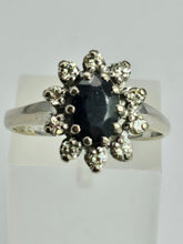 Cargar imagen en el visor de la galería, 1469: Vintage: 18ct White Gold French Blue Sapphire Diamonds Diana Cluster Ring