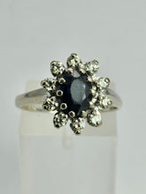 Cargar imagen en el visor de la galería, 1469: Vintage: 18ct White Gold French Blue Sapphire Diamonds Diana Cluster Ring