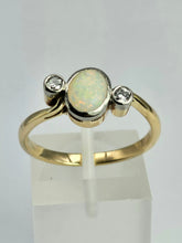 Cargar imagen en el visor de la galería, 1102: Vintage; 18ct Gold White Opal Twin Diamonds Dress Ring- cute, colourful, sparkling