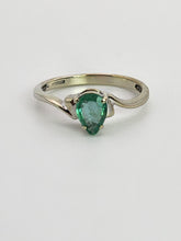 Cargar imagen en el visor de la galería, 1393: Vintage: 9ct White Gold Pear Cut Emerald Solitaire- cute, petite, eye candy