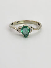 Cargar imagen en el visor de la galería, 1393: Vintage: 9ct White Gold Pear Cut Emerald Solitaire- cute, petite, eye candy