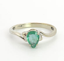 Cargar imagen en el visor de la galería, 1393: Vintage: 9ct White Gold Pear Cut Emerald Solitaire- cute, petite, eye candy