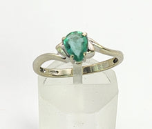 Cargar imagen en el visor de la galería, 1393: Vintage: 9ct White Gold Pear Cut Emerald Solitaire- cute, petite, eye candy