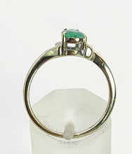 Cargar imagen en el visor de la galería, 1393: Vintage: 9ct White Gold Pear Cut Emerald Solitaire- cute, petite, eye candy
