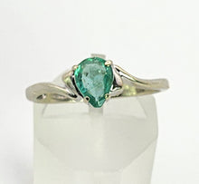 Cargar imagen en el visor de la galería, 1393: Vintage: 9ct White Gold Pear Cut Emerald Solitaire- cute, petite, eye candy