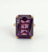 Cargar imagen en el visor de la galería, 1367: Vintage: 18ct Gold Large Emerald Cut Purple Sapphire Cocktail Ring-