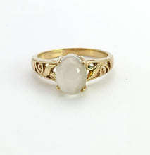Cargar imagen en el visor de la galería, 1565: Vintage: 9ct Gold Openwork Cabochon Moonstone Solitaire Ring