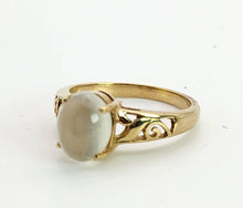 Cargar imagen en el visor de la galería, 1565: Vintage: 9ct Gold Openwork Cabochon Moonstone Solitaire Ring