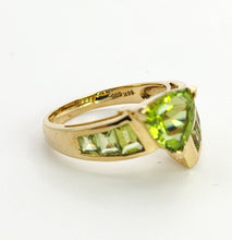 Load image into Gallery viewer, 1606: Vintage: 14ct Gold Trillion, Emerald. Round Cut Peridots Cocktail Ring- exquisite