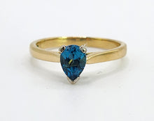 Cargar imagen en el visor de la galería, 0875: Vintage: 9ct Gold Persian Blue Pear-Cut Topaz Ring- a lovely solitaire