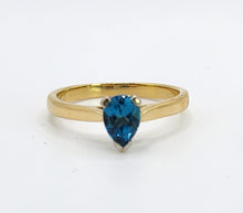 Cargar imagen en el visor de la galería, 0875: Vintage: 9ct Gold Persian Blue Pear-Cut Topaz Ring- a lovely solitaire