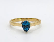 Cargar imagen en el visor de la galería, 0875: Vintage: 9ct Gold Persian Blue Pear-Cut Topaz Ring- a lovely solitaire