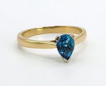 Cargar imagen en el visor de la galería, 0875: Vintage: 9ct Gold Persian Blue Pear-Cut Topaz Ring- a lovely solitaire