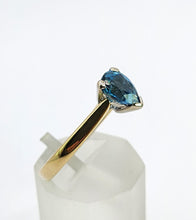Cargar imagen en el visor de la galería, 0875: Vintage: 9ct Gold Persian Blue Pear-Cut Topaz Ring- a lovely solitaire