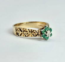 Cargar imagen en el visor de la galería, 1379: Vintage: 9ct Gold Emeralds Diamond Daisy Flower Ring- From 1978