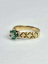 Cargar imagen en el visor de la galería, 1379: Vintage: 9ct Gold Emeralds Diamond Daisy Flower Ring- From 1978