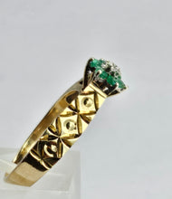 Cargar imagen en el visor de la galería, 1379: Vintage: 9ct Gold Emeralds Diamond Daisy Flower Ring- From 1978