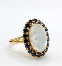 Cargar imagen en el visor de la galería, 1725: Vintage:18ct Gold Large Moonstone (7ct) 18 Blue Sapphires Cocktail Ring