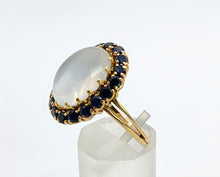 Cargar imagen en el visor de la galería, 1725: Vintage:18ct Gold Large Moonstone (7ct) 18 Blue Sapphires Cocktail Ring