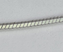 Load image into Gallery viewer, 2070: Vintage: 9ct White Gold Snake Chain/Necklace (40cm) - Pristine Condition