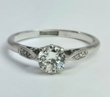 Cargar imagen en el visor de la galería, 2074: Vintage: Platinum Brilliant Cut Diamond (0.63ct) Solitaire Ring - Superb