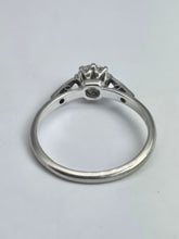 Cargar imagen en el visor de la galería, 2074: Vintage: Platinum Brilliant Cut Diamond (0.63ct) Solitaire Ring - Superb
