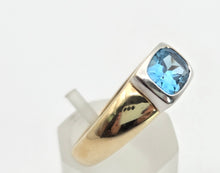 Load image into Gallery viewer, 2397 Vintage: 9ct Gold Cabochon Cut Swiss Blue Topaz Signet Ring