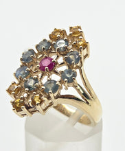 Cargar imagen en el visor de la galería, 2506- Vintage: 9ct Gold Green & Yellow Sapphires Ruby Openwork Cocktail Ring