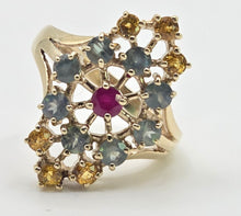 Cargar imagen en el visor de la galería, 2506- Vintage: 9ct Gold Green & Yellow Sapphires Ruby Openwork Cocktail Ring