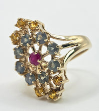 Cargar imagen en el visor de la galería, 2506- Vintage: 9ct Gold Green & Yellow Sapphires Ruby Openwork Cocktail Ring