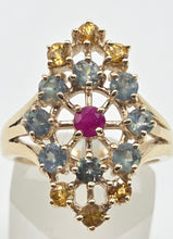 Cargar imagen en el visor de la galería, 2506- Vintage: 9ct Gold Green & Yellow Sapphires Ruby Openwork Cocktail Ring