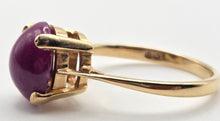 Cargar imagen en el visor de la galería, 2473: Vintage 9ct Gold Cabochon Ruby Solitaire Ring- From 1977
