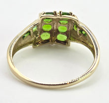 Cargar imagen en el visor de la galería, 2154: Vintage 9ct Gold 12 Green Diopsides Flower Head Ring