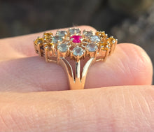 Cargar imagen en el visor de la galería, 2506- Vintage: 9ct Gold Green & Yellow Sapphires Ruby Openwork Cocktail Ring