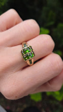 Cargar imagen en el visor de la galería, 2154: Vintage 9ct Gold 12 Green Diopsides Flower Head Ring