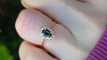 Load image into Gallery viewer, 0632: Vintage 18ct Gold Cornflower Blue Sapphire Diamonds Cluster Ring