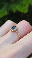 Load image into Gallery viewer, 0632: Vintage 18ct Gold Cornflower Blue Sapphire Diamonds Cluster Ring