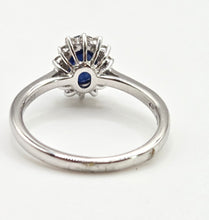 Load image into Gallery viewer, 2688: Vintage 18ct White Gold Cornflower Blue Sapphire Diamonds Daisy Cluster Ring