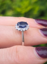 Load image into Gallery viewer, 2688: Vintage 18ct White Gold Cornflower Blue Sapphire Diamonds Daisy Cluster Ring