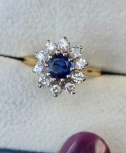 Load image into Gallery viewer, 2693: Vintage 18ct Gold Cornflower Blue Sapphire Diamonds (0.6ct) Cluster Ring