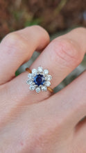 Load image into Gallery viewer, 2693: Vintage 18ct Gold Cornflower Blue Sapphire Diamonds (0.6ct) Cluster Ring
