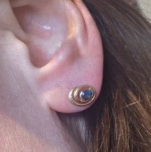 Cargar imagen en el visor de la galería, 2251 Vintage: 9ct Gold Blue Sapphires Openwork Stud Earrings