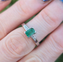 Load image into Gallery viewer, 0631- Vintage: 18ct White Gold Emerald Cut Emerald Diamonds Dress Ring