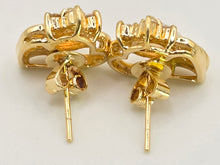 Load image into Gallery viewer, 2767: Vintage: 18ct Gold White Opal Diamonds Stud Earrings