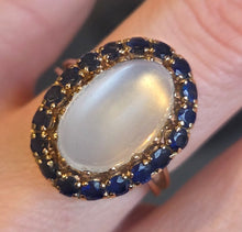 Cargar imagen en el visor de la galería, 1725: Vintage:18ct Gold Large Moonstone (7ct) 18 Blue Sapphires Cocktail Ring