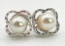 Load image into Gallery viewer, 2638: Vintage 14ct Gold Cultured Pearl Stud Earrings