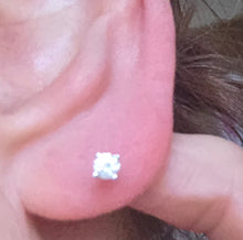 Load image into Gallery viewer, 2772- Vintage 18ct Gold Diamond (0.2ct) Stud Earrings